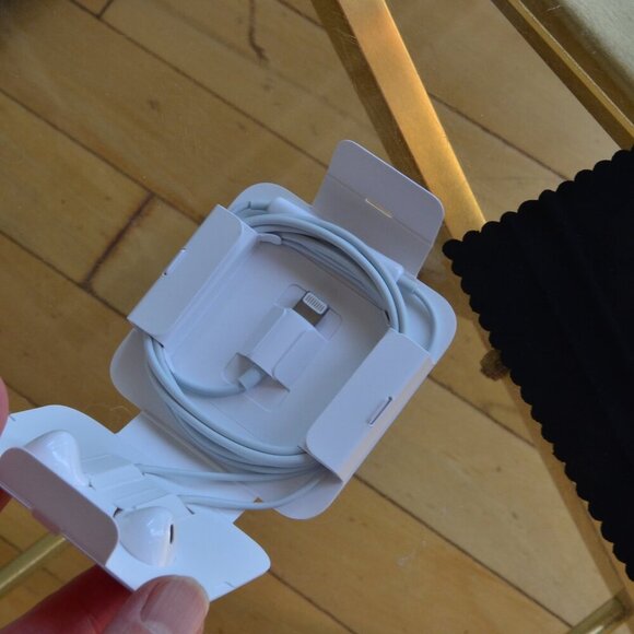 NEW Genuine Apple Lightning EarPods For iPhone 8 - Picture 7 of 8